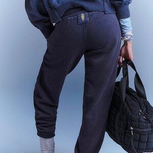 NWT FREE PEOPLE MOVEMENT - UNDEFEATED Navy blue joggers